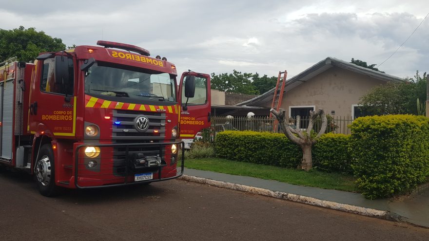 Bombeiros combatem princípio de incêndio a residência no Paulo Godoy