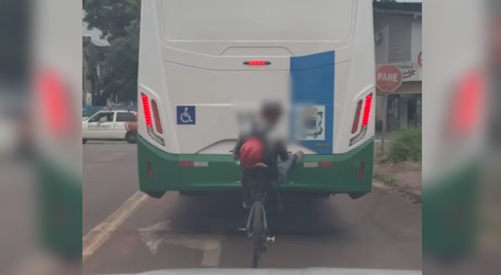 Ciclista é filmado pegando “rabeira” em ônibus no Alto Alegre