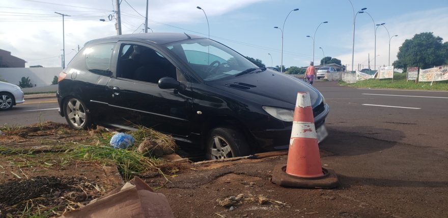 Peugeot cai em buraco na marginal da PRc-467