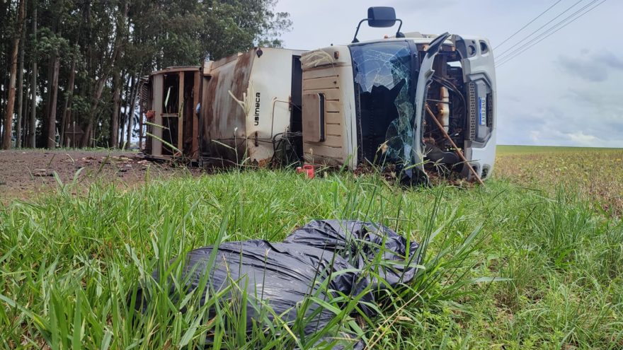 Caminhão de lixo tomba na PR-486 e motorista fica ferido