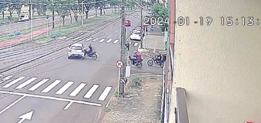 Câmera flagra acidente entre moto e carro na Avenida Barão do Rio Branco