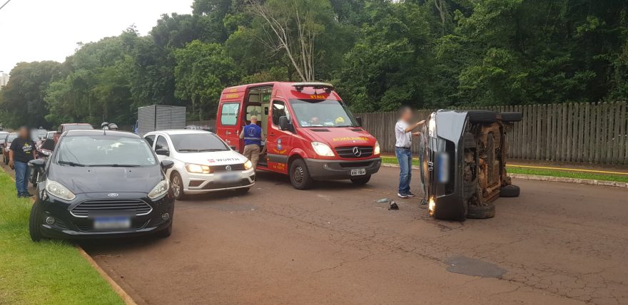 Homem fica ferido em capotamento na Rua Manaus em frente ao Parque Vitória