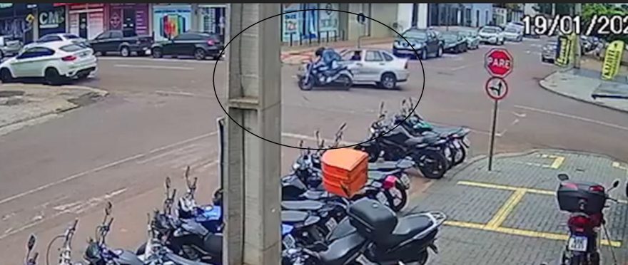 Câmera mostra momento em que motociclista é atingido por carro no Alto Alegre