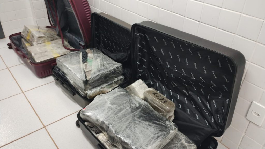 Trio é detido em ônibus com malas cheias de drogas em Corbélia