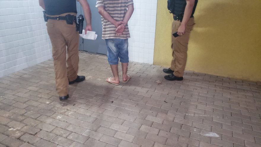 Homem é detido com droga na Rua Rio da Paz