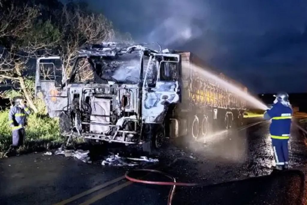 Após curto-circuito, carreta que seguia para Goioerê pega fogo na PR-180