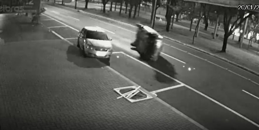 Imagens impressionantes mostram Fox capotando após atingir Siena estacionado