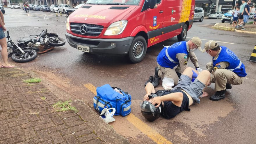 Motociclista quebra a perna em forte acidente na rua Paraná