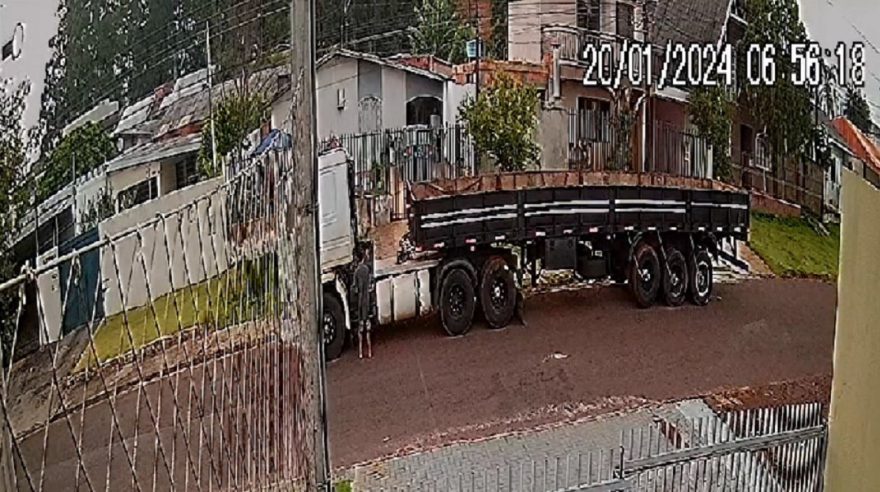Ladrão despreocupado furta bateria de carreta no Pioneiros Catarinenses