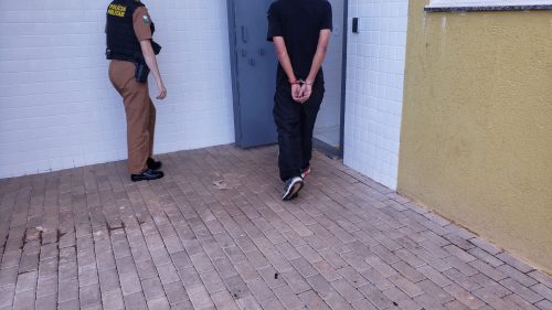 Volta às aulas em fúria: jovem é preso após roubar caixa de lápis e morder vendedor Imagem referente a Volta às aulas em fúria: jovem é preso após roubar caixa de lápis e morder vendedor