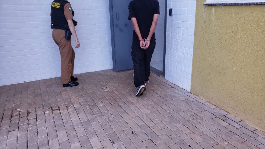 Volta às aulas em fúria: jovem é preso após roubar caixa de lápis e morder vendedor