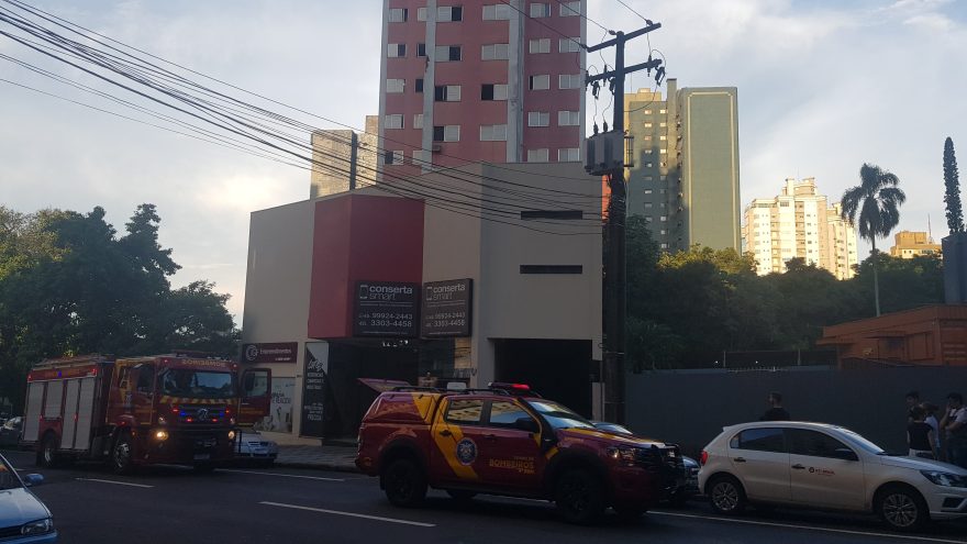 Colchão é incendiado em apartamento no Centro