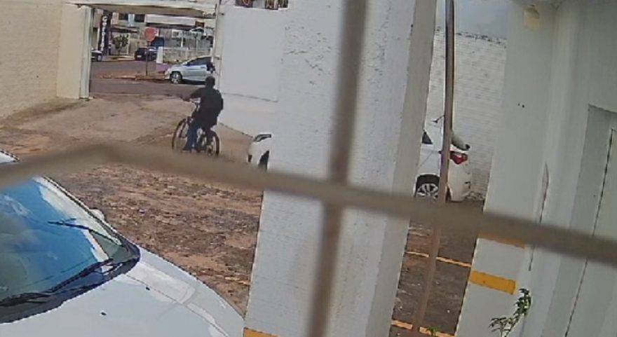 Câmera flagra momento em que homem furta bicicleta de trabalhadora