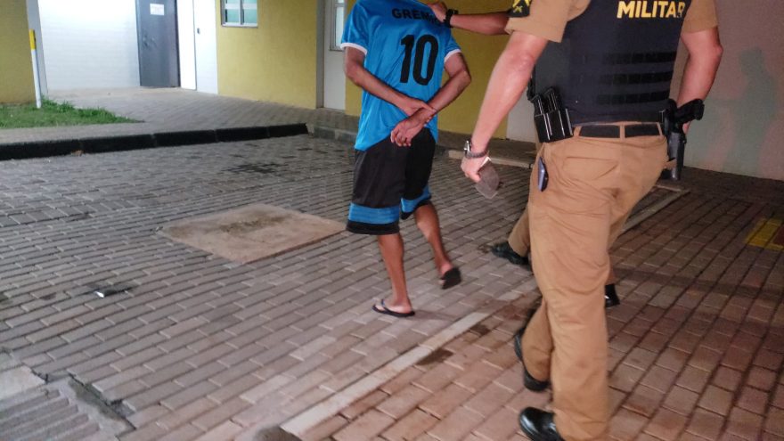 Gremista é preso após ameaçar esposa e filho com facas