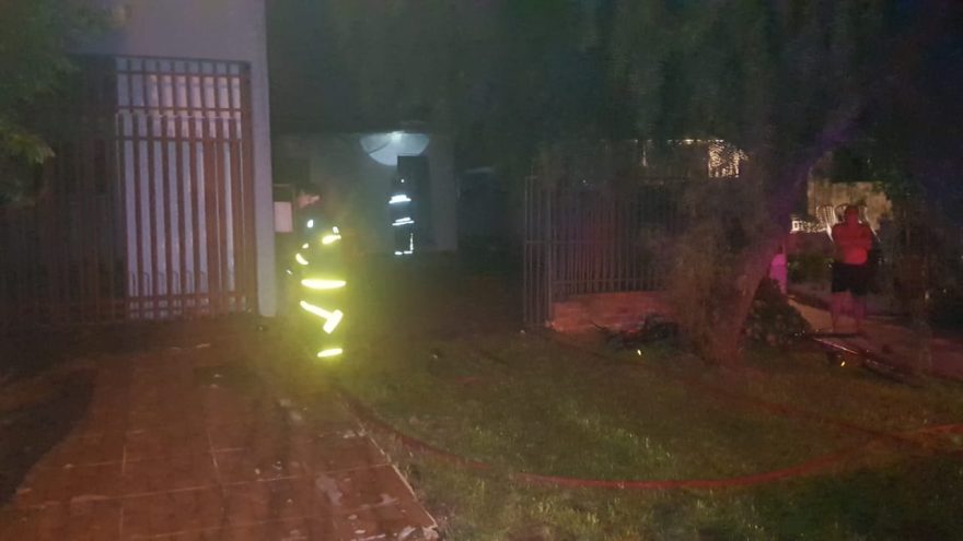 Casa incendiada durante briga de casal poderá ser periciada pela Polícia