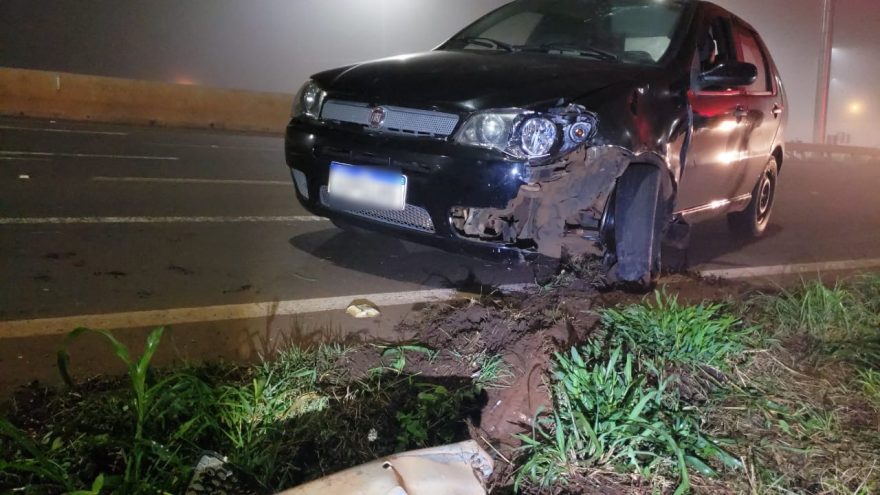 Condutor perde o controle e atinge barreira de proteção no Trevo Cataratas