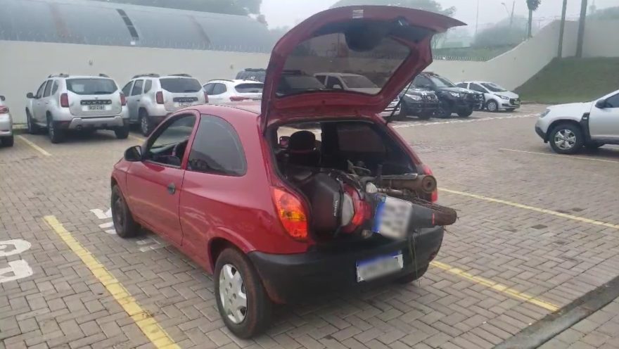 Três indivíduos são detidos pela GM após transportarem moto furtada no bagageiro de Celta