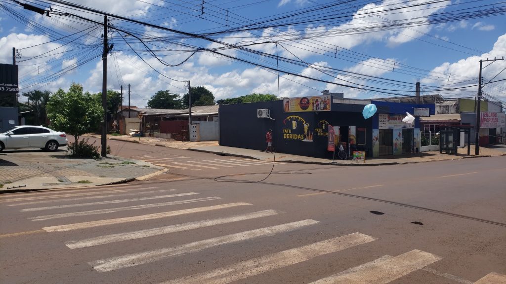 Caminhão frigorífico derruba fios da rede de alta tensão no Interlagos