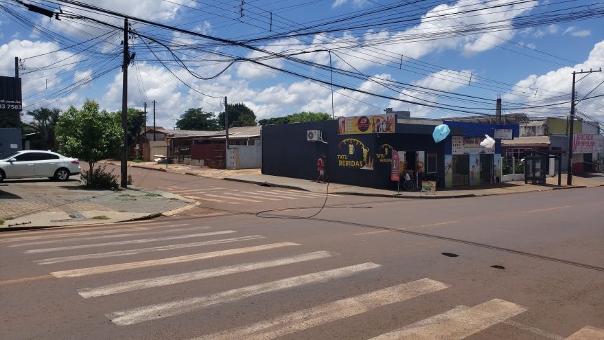 Caminhão frigorífico derruba fios da rede de alta tensão no Interlagos
