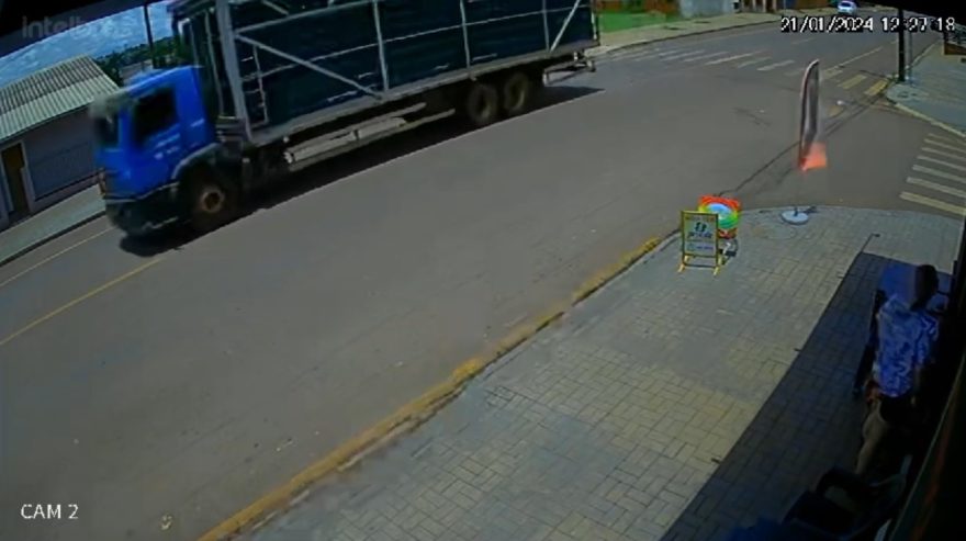 Câmera flagra momento em que caminhão arranca fios