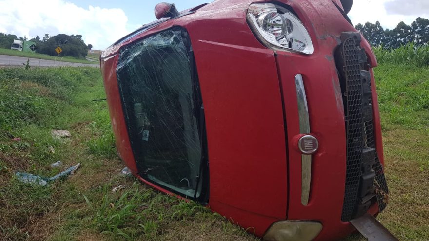 Carro com placas de Cantagalo capota na BR-163 em Sede Alvorada