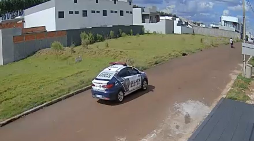 Câmeras registram fuga de moto no Tropical III