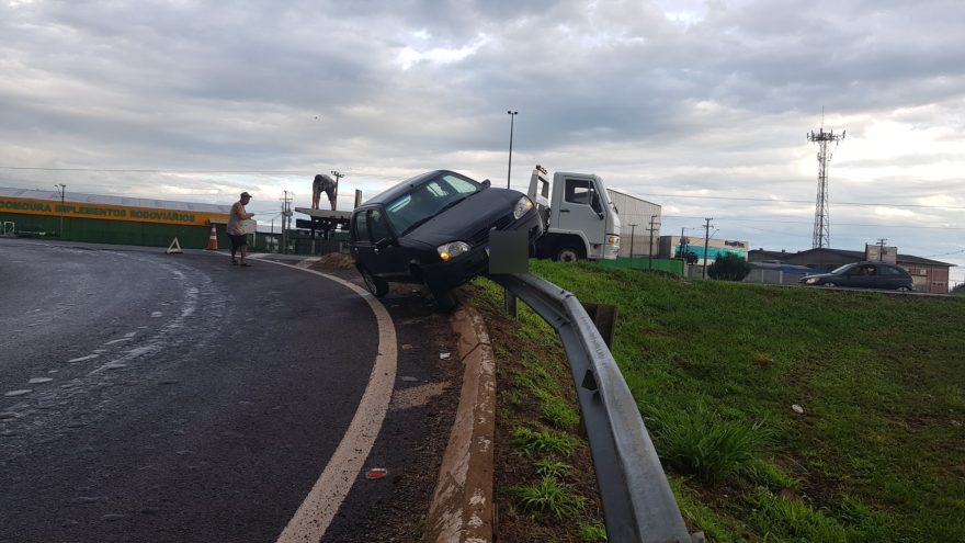Veículo fica trepado em Guard Rail no Trevo do Guarujá