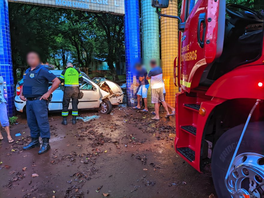 Motorista perde o controle e bate contra mureta de Centro Municipal de Educação no Morumbi