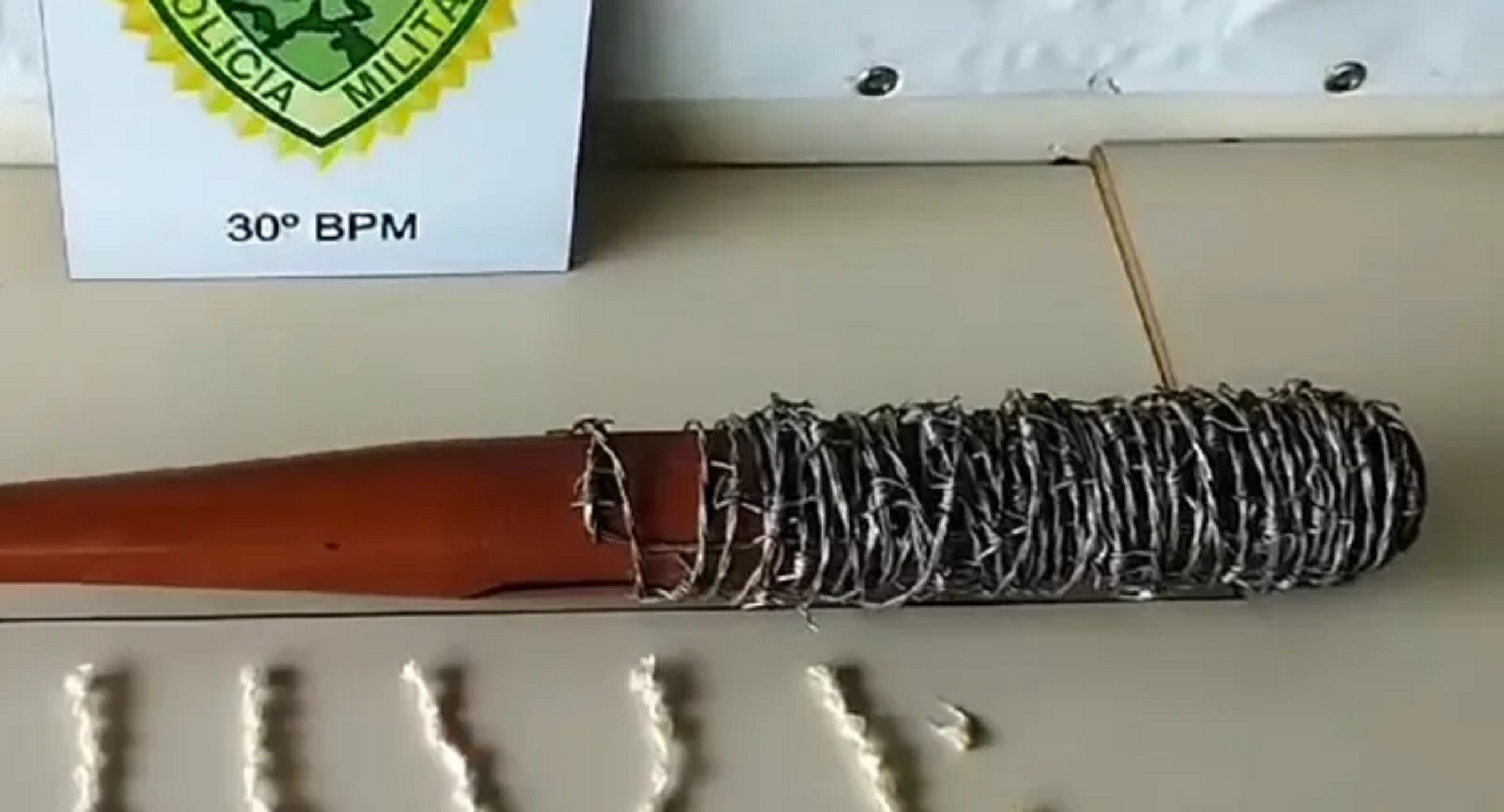 The Walking Dead de Londrina traficante usa taco para "corrigir