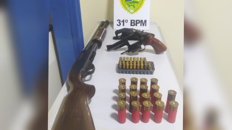 Armas de fogo são apreendidas na casa de suspeito de agredir a esposa