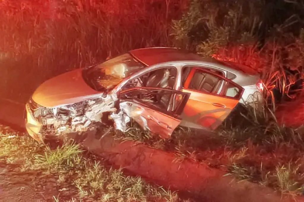 Colisão entre dois carros na rodovia PR-182 deixa quatro feridos em Xambrê Colisão entre dois carros na rodovia PR-182 deixa quatro feridos em Xambrê