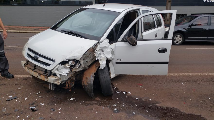 Meriva bate na traseira de Fit estacionado e arrasta automóvel para calçada