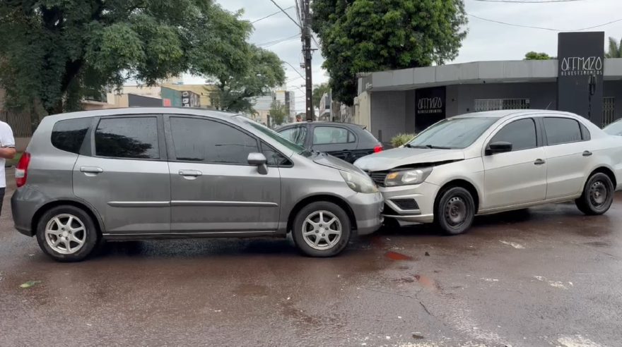 Carros batem de frente na Rua Paraná, no Centro de Cascavel