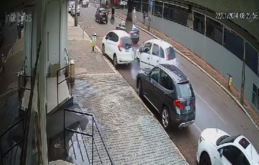 Vídeo mostra Meriva atingindo traseira de Honda Fit na Rua Paraná