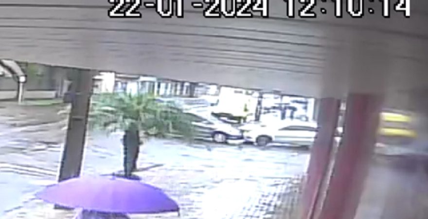 Câmera registra colisão frontal na Rua Paraná
