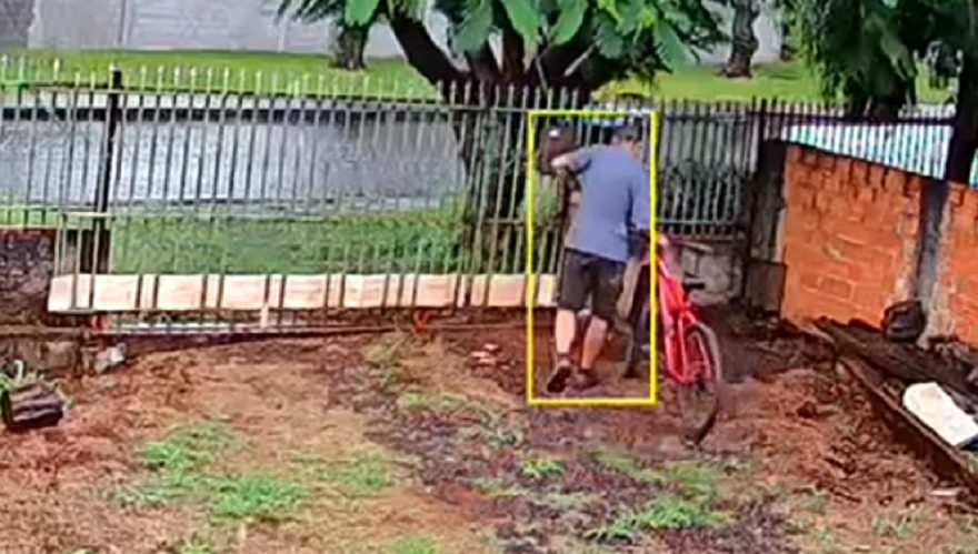 Bicicleta “nova”, roupa “nova”: ladrão realiza furto em residência no Consolata