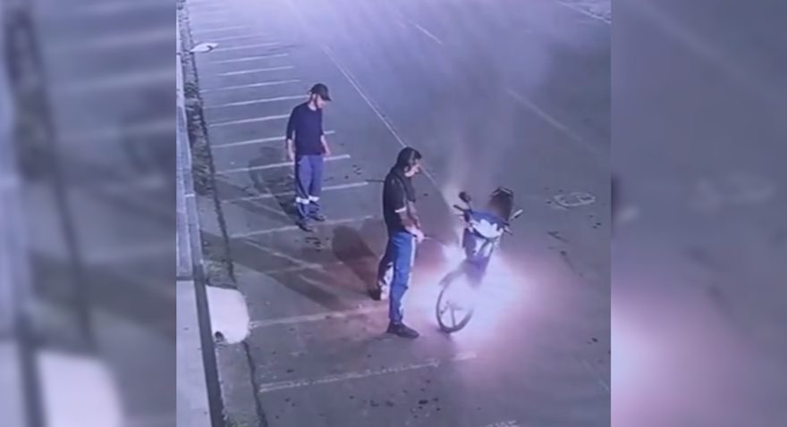 Bravos heróis combatem incêndio urinando nas chamas