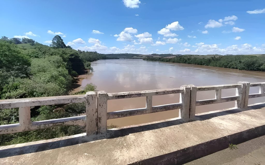 Tá nervoso? Vai pescar! Briga por pesca acaba em confusão com faca e cavadeira em Lidianópolis