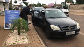 Celta utilizado por criminosos teria sido furtado momentos antes durante assalto a loja