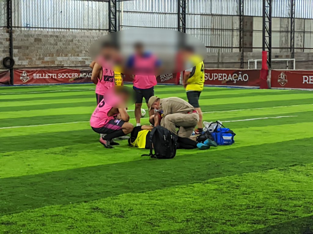 Mulher se lesiona em partida de futebol no Centro