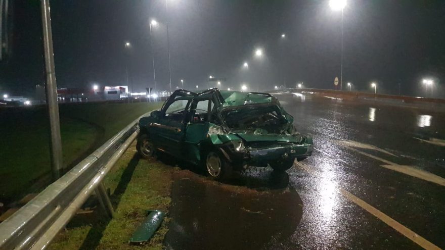 Parati fica destruída em acidente com caminhão no Trevo Cataratas