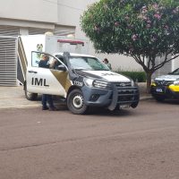 Imagem referente a Com tiro na cabeça, homem é encontrado morto em apartamento no Centro