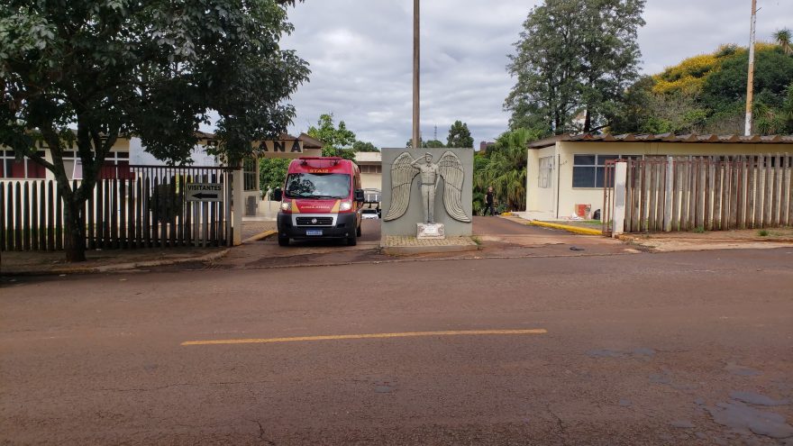 Portão cai e deixa mulher ferida na Rua Olavo Bilac