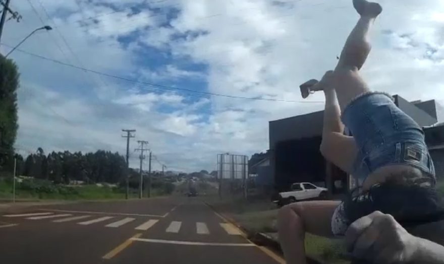 Câmera veicular flagra mulher sendo atropelada no Cascavel Velho