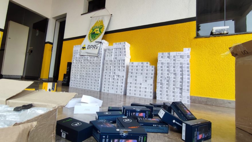 PRE apreende caminhão carregado com diversos celulares contrabandeados