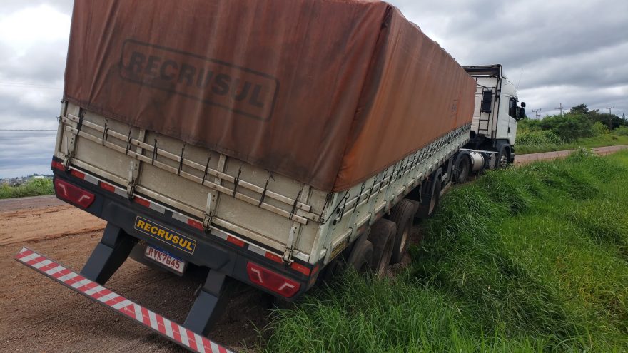 Caminhão sai da pista e quase tomba na rodovia BR-369, em Cascavel