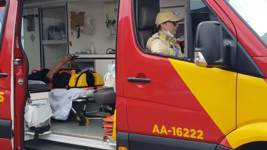 Motociclista tem suspeita de fratura na perna após bater com caminhão às margens da BR-277