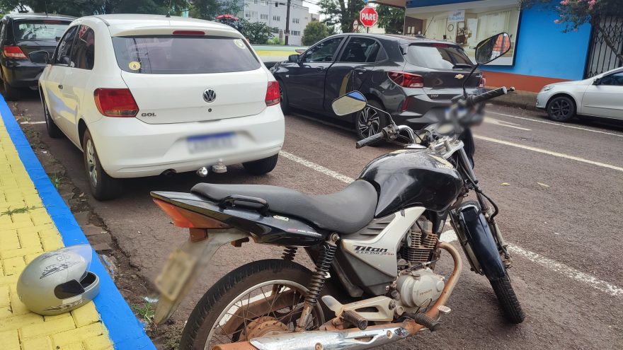 Sinalização confunde motociclista e causa acidente na Rua Riachuelo