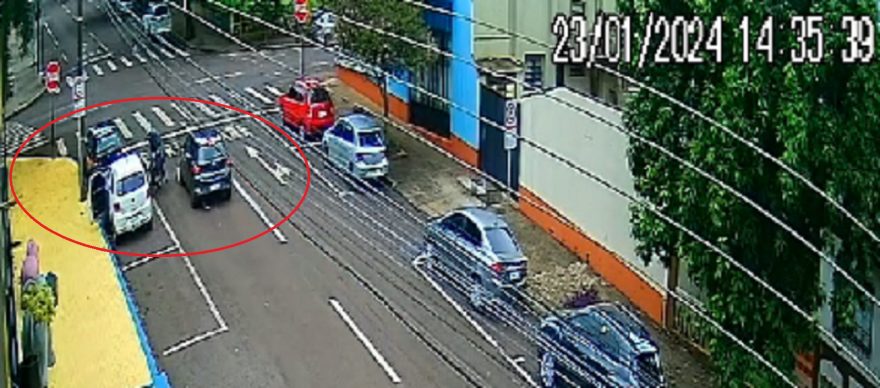 Câmera flagra moto entrando na contramão e colidindo contra Onix e Gol