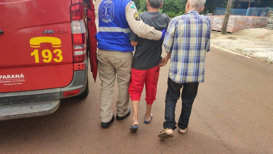 Idoso é socorrido pelo Siate após sofrer queda no Bairro Cataratas